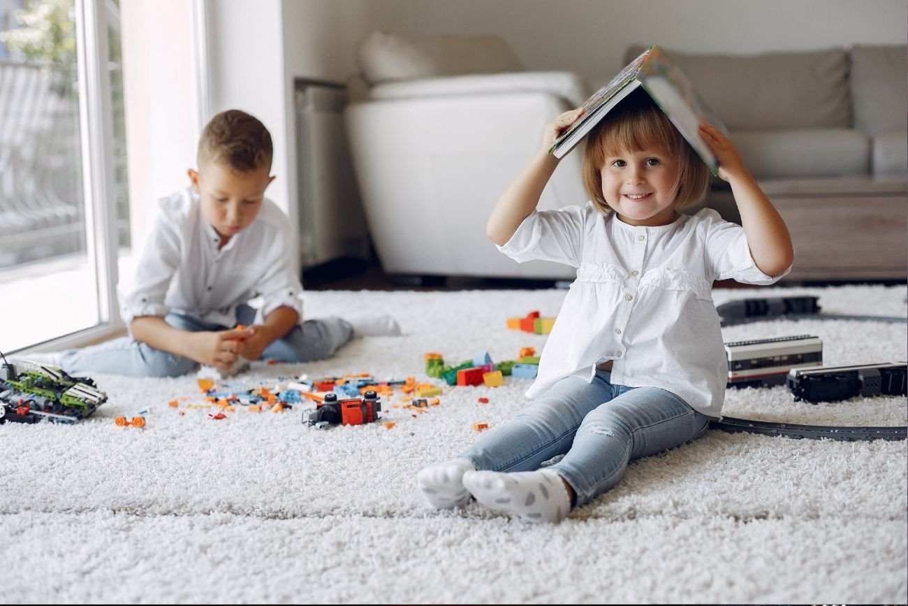 Dzieci bawią się w domu