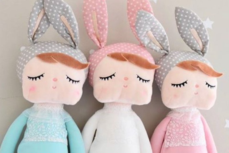 Zbieżność nazw lalek z popularną akcją przeciwko molestowaniu dziecka.