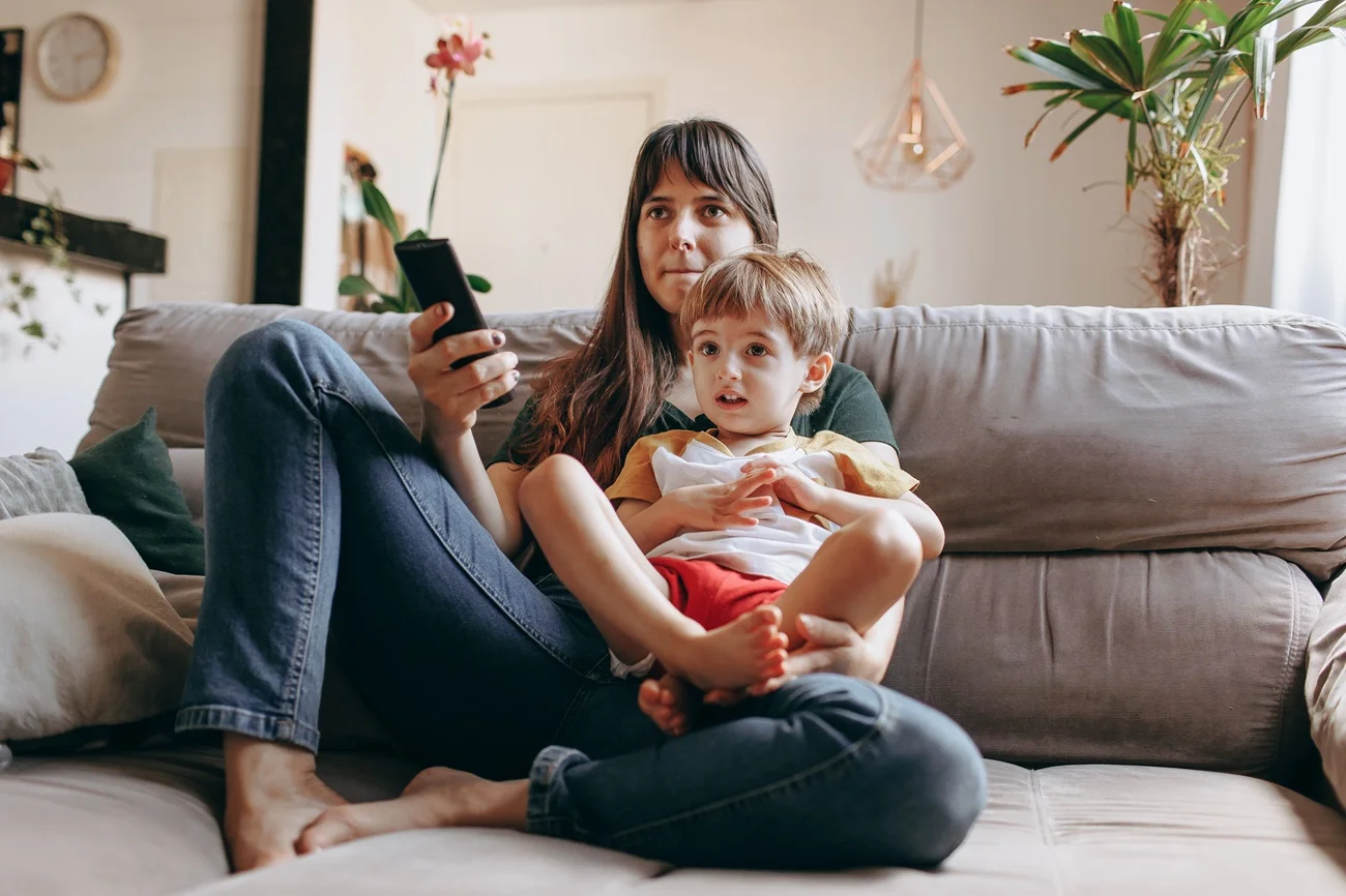 mama i dziecko oglądają TV