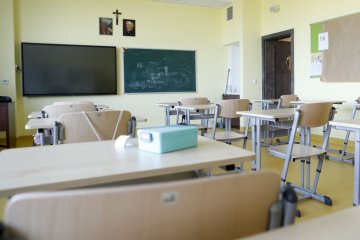 krzyż w sali lekcyjnej