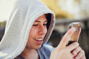 nastolatek z telefonem nastolatek z telefonem