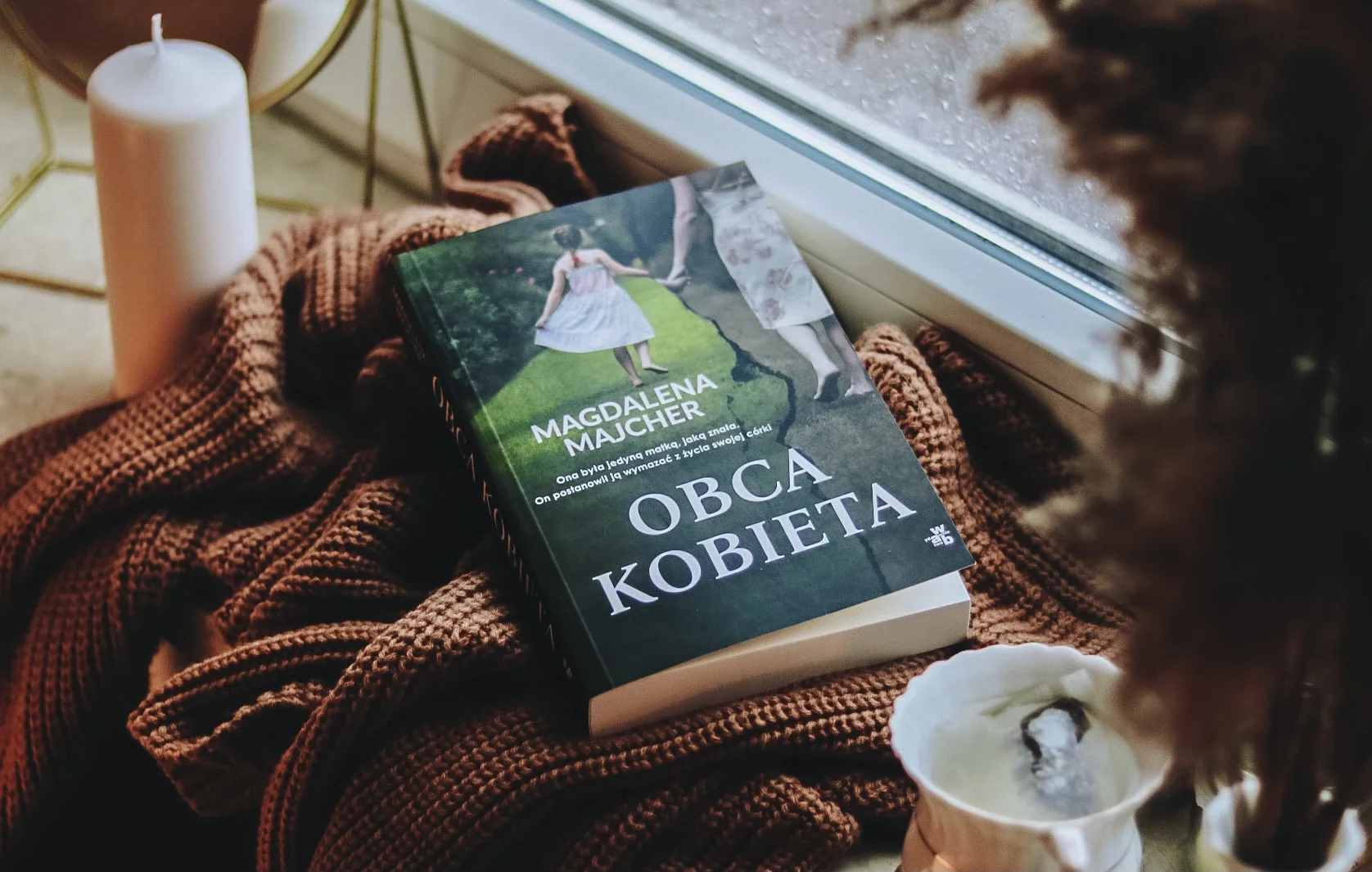 Powieść "Obca kobieta" to gra na najczulszych strunach każdego wrażliwego człowieka, obrazująca pojemność słowa "matka", a przy tym operująca wiarygodnym portretem psychologicznym osoby, która pokochała obce dziecko