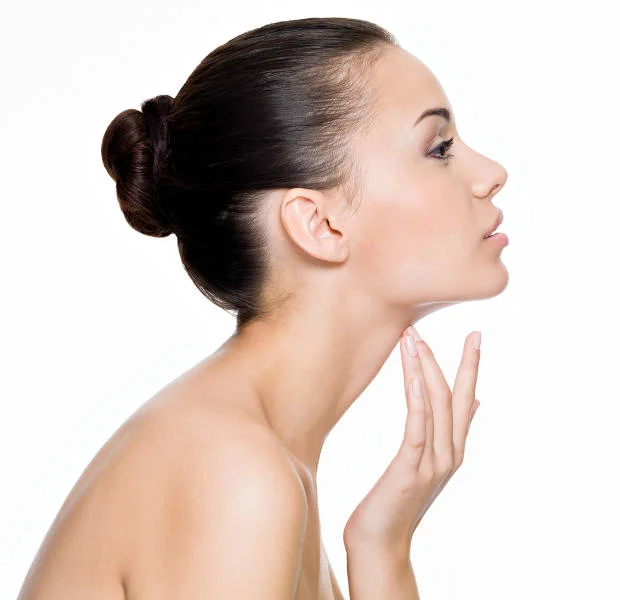 40-latki widzą najbardziej zmianę w jędrności skóry na swojej szyi, która jest pozbawiona wyściółki tłuszczowej, więc cieńsza