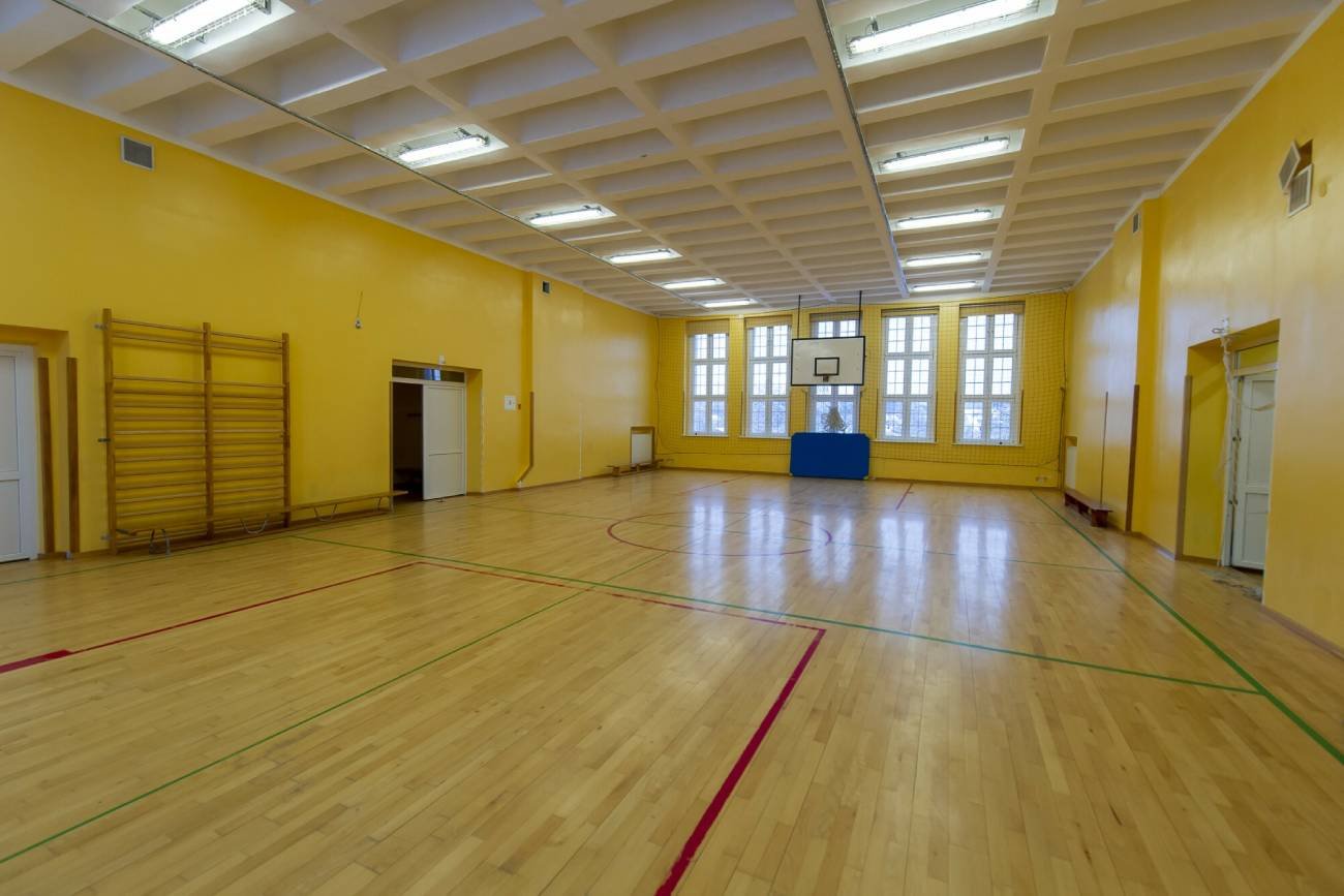 Sala gimnastyczna w szkole.