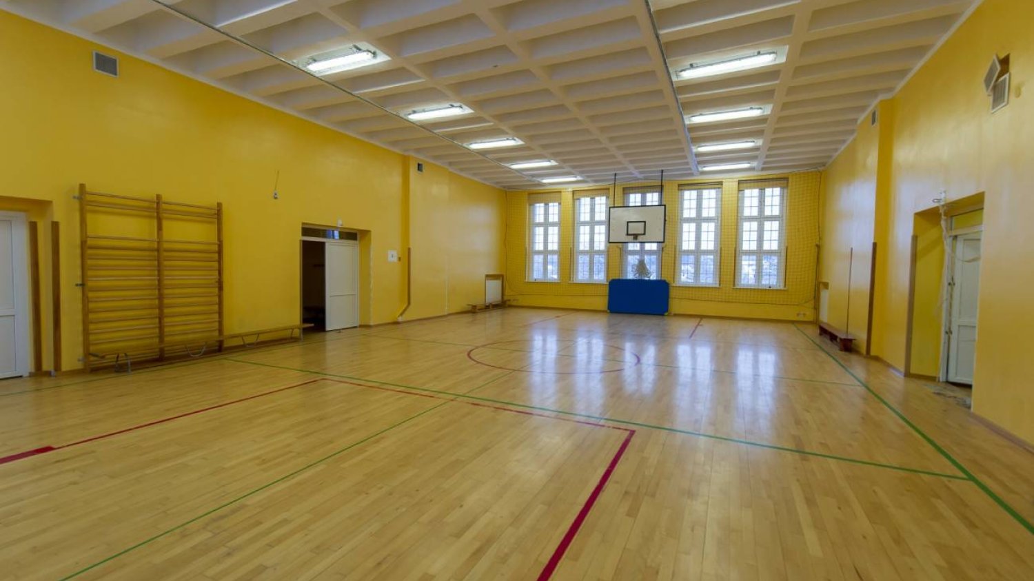 Sala gimnastyczna w szkole. Sala gimnastyczna w szkole.
