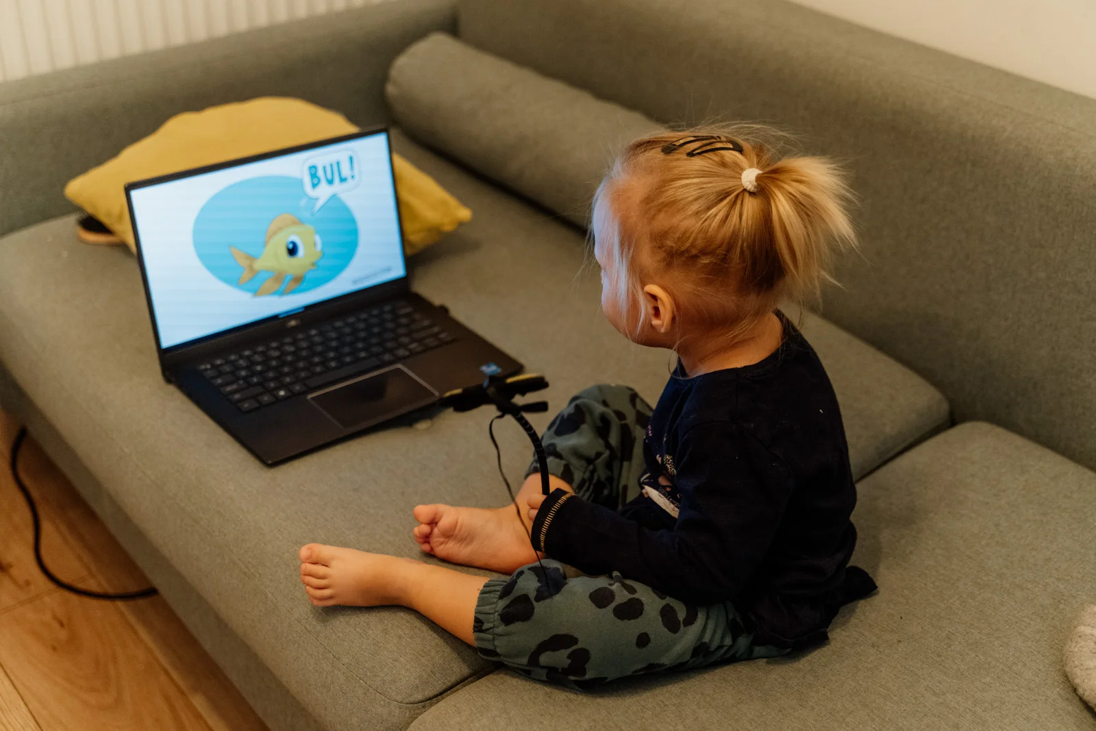 dziecko ogląda bajki na laptopie