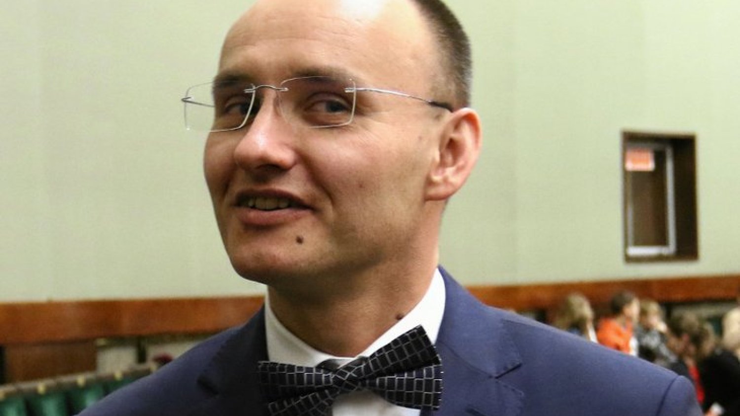 Mikołaj Pawlak słynie z prawicowych poglądów. Został wybrany głosami PiS