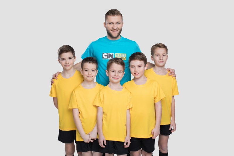 Dla naszych dzieci jesteśmy jak lustro, w którym się one przeglądają, dlatego powinniśmy swoim zachowaniem dawać im dobry przykład, uwrażliwiając je na krzywdę innych i kształtując w nich koleżeńskie postawy