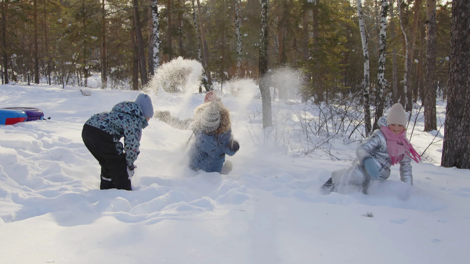 dzieci bawią się na śniegu