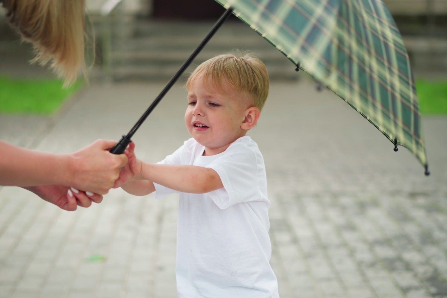Nadopiekuńcza matka – cechy i najpopularniejsze Mama na siłę podaje dziecku parasol, a ono go nie chce