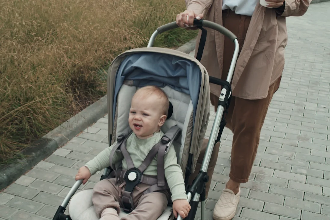 Nie jestem jedną z nich. Nie mam wózka za 5 tysięcy i manicure co dwa tygodnie Na zdjęciu widać przeciętną mamę spacerującą z wózkiem