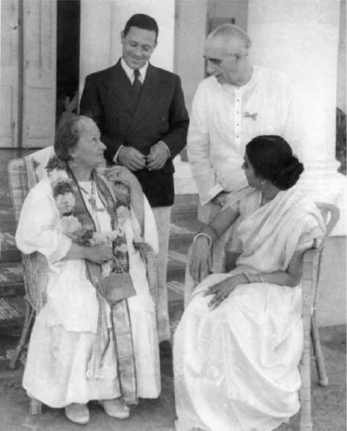 Maria Montessori z synem Mario (z lewej) i Georgem Arundalem i jego żoną Rukmini Devi (z prawej). Indie.