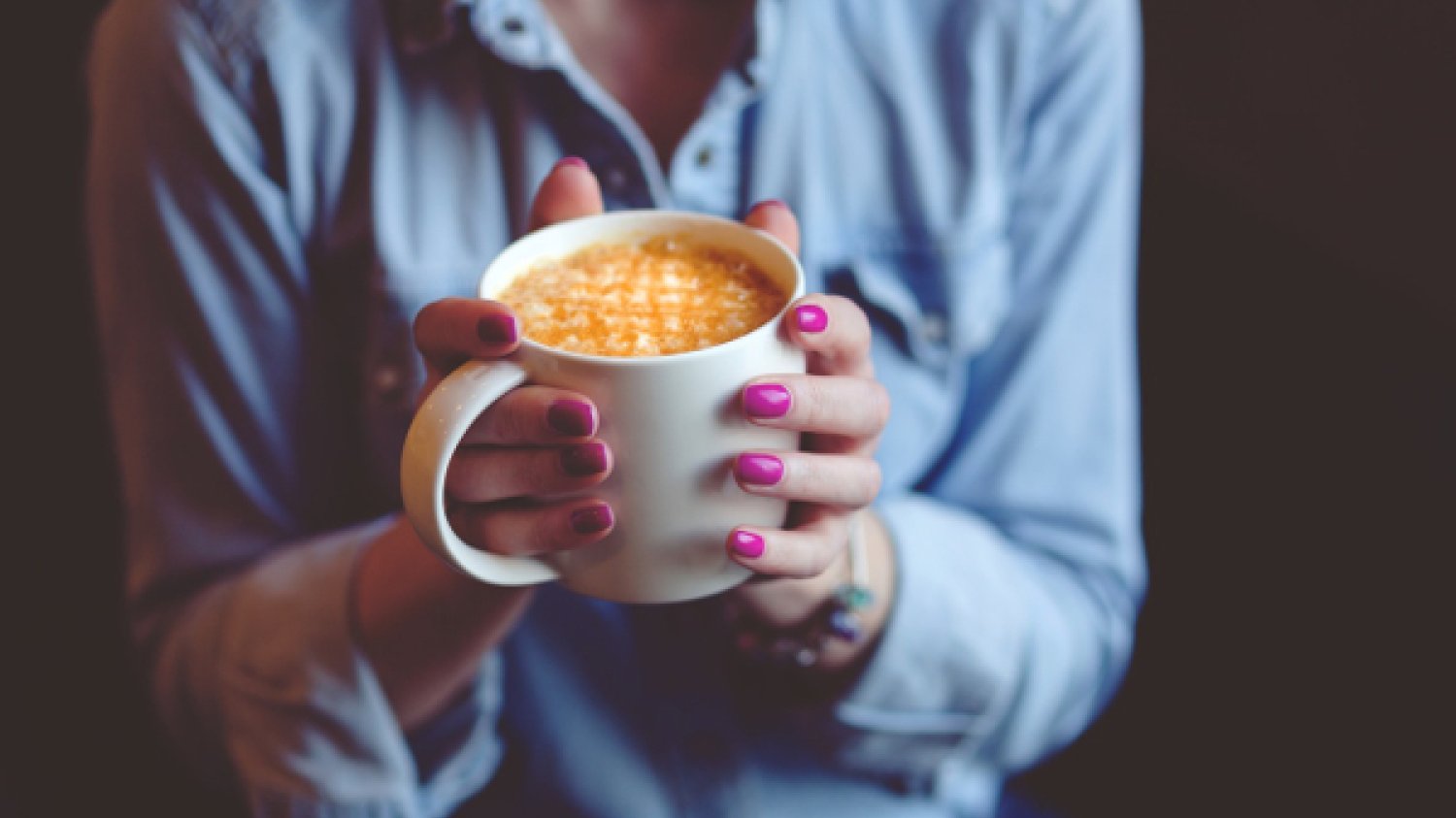 Fot. Pexels / [url=https://www.pexels.com/photo/coffee-cup-mug-nails-48520/]Kaboompics / Karolina[/url]/[url=https://www.pexels.com/photo-license/]CC0 License[/url]