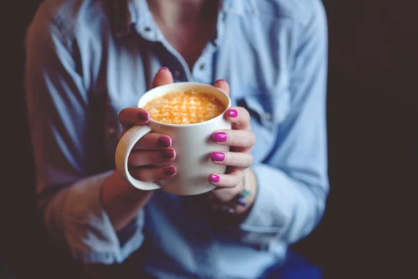 Fot. Pexels / [url=https://www.pexels.com/photo/coffee-cup-mug-nails-48520/]Kaboompics / Karolina[/url]/[url=https://www.pexels.com/photo-license/]CC0 License[/url]