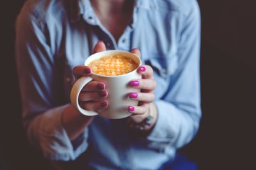 Fot. Pexels / [url=https://www.pexels.com/photo/coffee-cup-mug-nails-48520/]Kaboompics / Karolina[/url]/[url=https://www.pexels.com/photo-license/]CC0 License[/url]