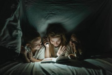 zmiana czasu, czas zimowy, zmiana czasu na zimowy, trik na dłuższe spanie, jak przestawić dzieci na czas zimowy