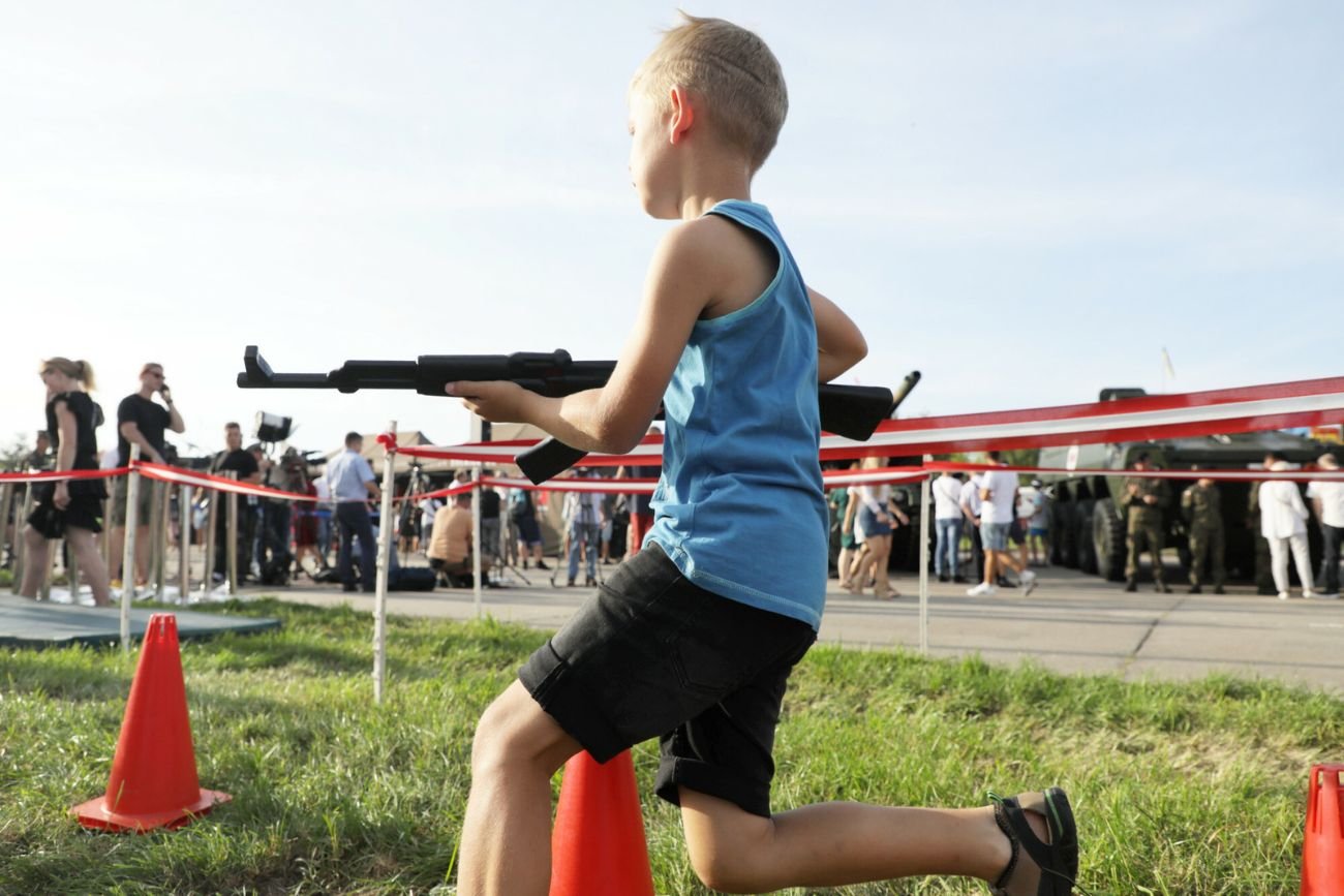 dziecko z bronią