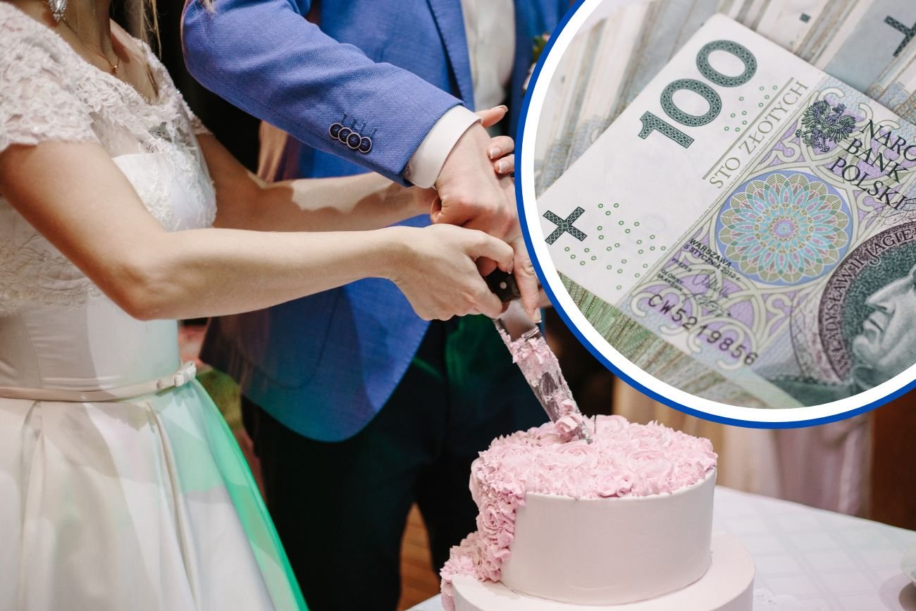 młoda para krojąca weselny tort