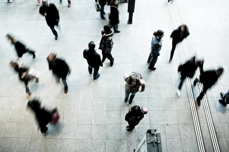 U kobiet po 40. roku życia poziom poczucia samotności stale wzrasta, a u mężczyzn zmniejsza się