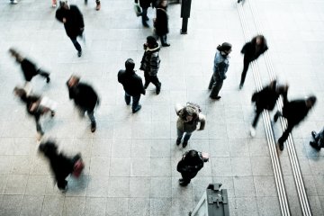 U kobiet po 40. roku życia poziom poczucia samotności stale wzrasta, a u mężczyzn zmniejsza się