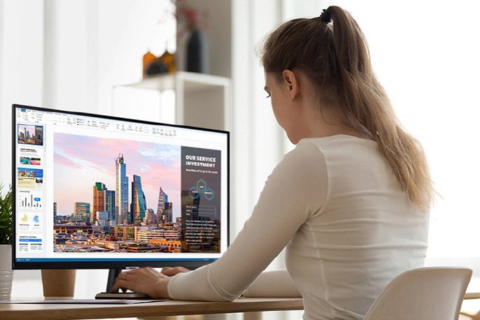 Samsung Smart Monitor M7 32" to inteligentny monitor, który może przydać się uczniowi do nauki i rozrywki i to bez potrzeby włączania komputera czy laptopa