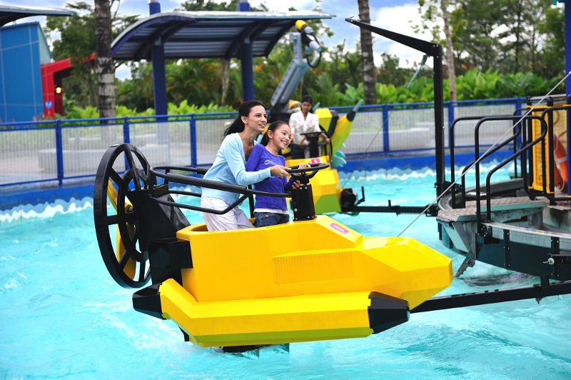 Jeden wielki plac zabaw dla dzieci. Tak można określić Dubaj w Zjednoczonych Emiratach Arabskich. Na zdjęciu karuzela Wave Racers w parku Legoland w kompleksie Dubai Parks and Resorts