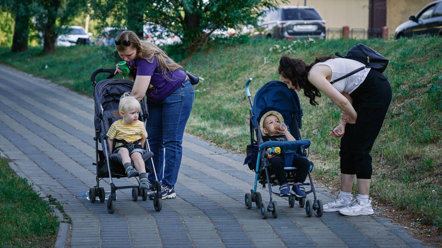 samodzielne mamy z dziećmi w wózkach na spacerze samodzielne mamy z dziećmi w wózkach na spacerze