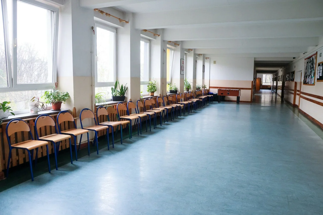 Uczniowie przerwy powinni spędzać w szkole.