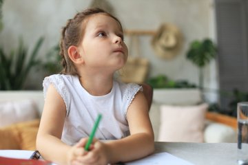 dziecko z zerówki na korepetycjach