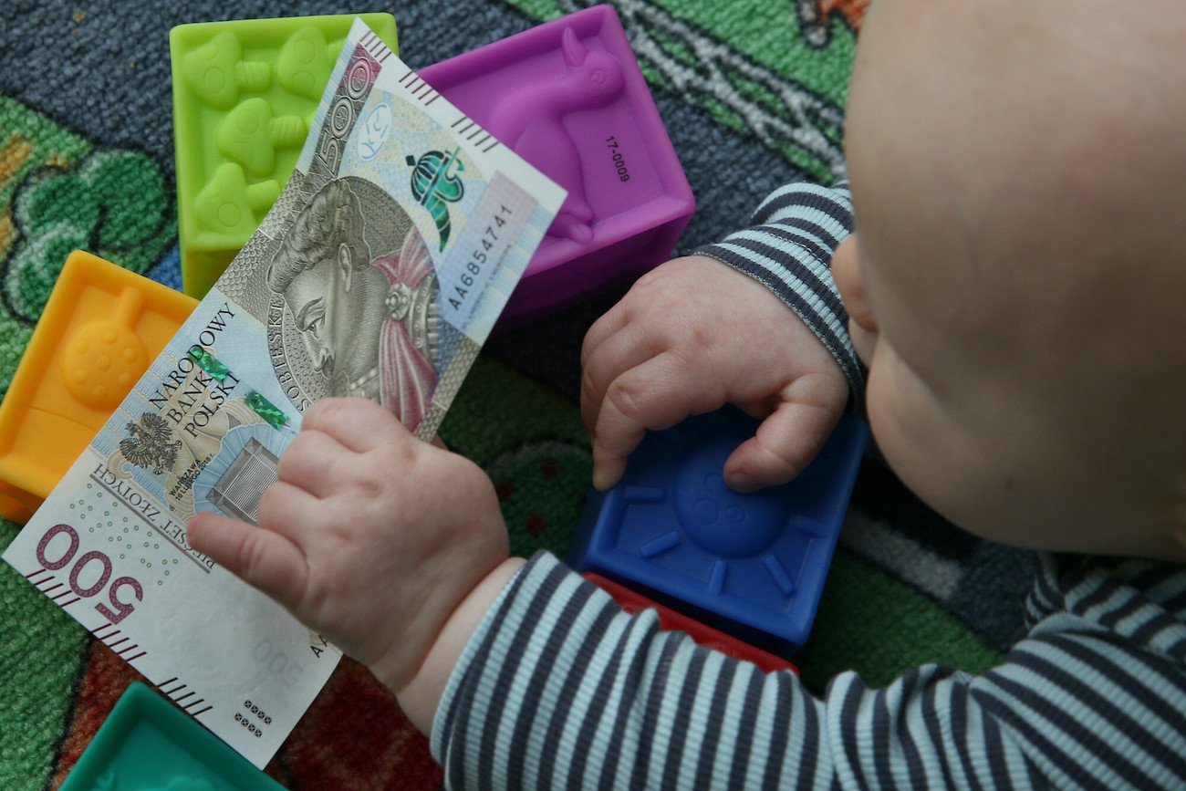 ZUS ogłosił, że jeszcze w listopadzie wnioski o 500 plus będzie można złożyć także za pomocą nowej aplikacji.