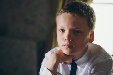 smutny chłopiec smutny chłopiec
