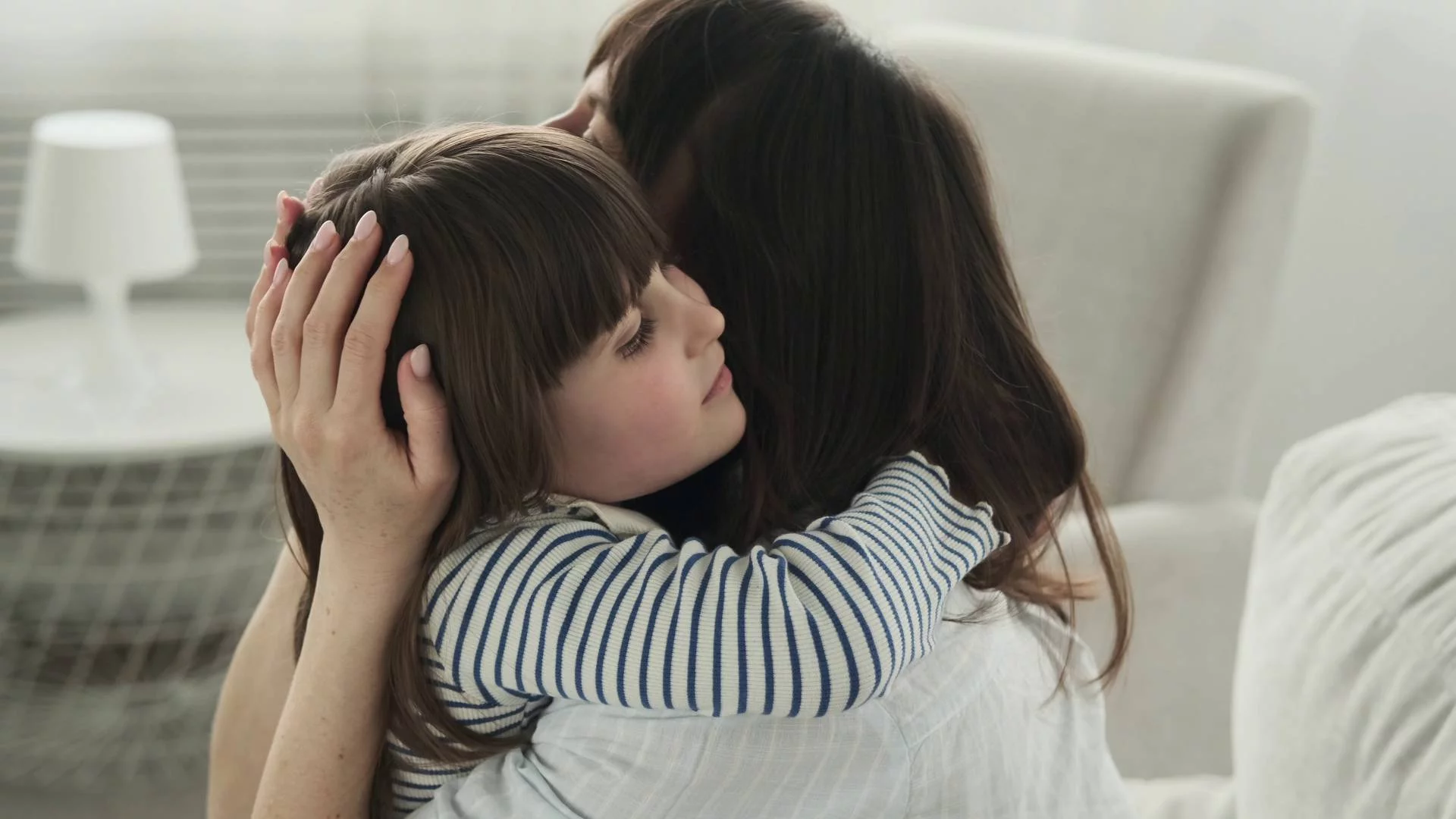 mama przytula dziecko mama przytula dziecko