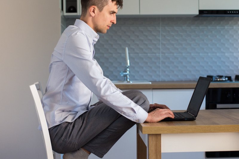 Ćwiczenie na bol pleców. Kołysanie na kości krzyżowej