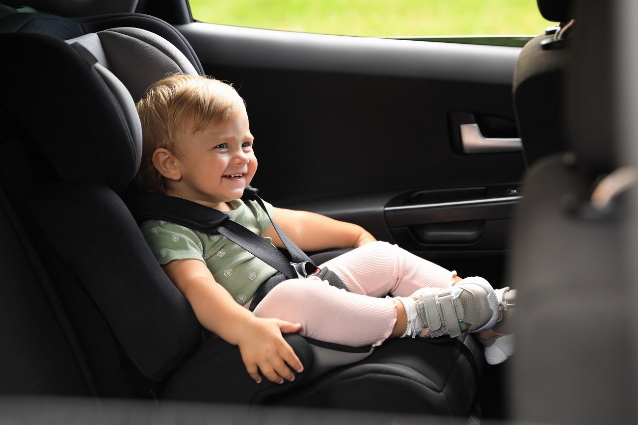 dziecko w aucie w foteliku