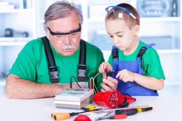 Z pomocą dorosłych, dziecko może się nauczyć bezpiecznego korzystania z urządzeń elektrycznych.
