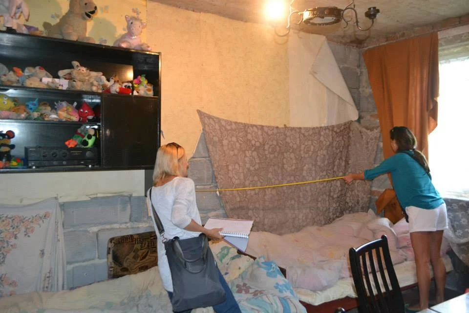 Aneta i Kasia mierzą ściany przed remontem