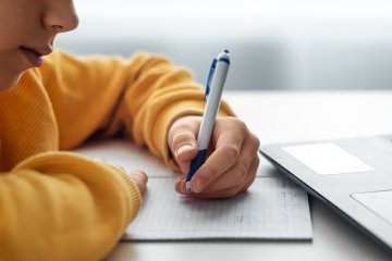chłopiec odrabia lekcje chłopiec odrabia lekcje