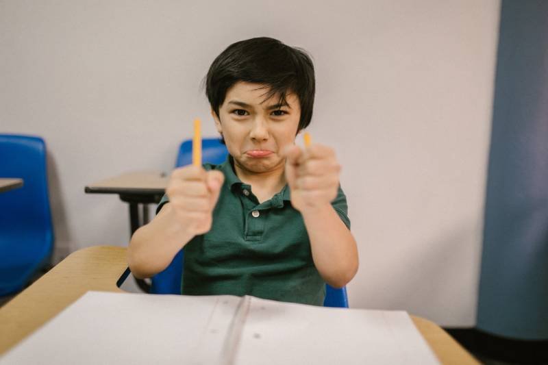 Chłopiec zestresowany w szkolnej ławce.