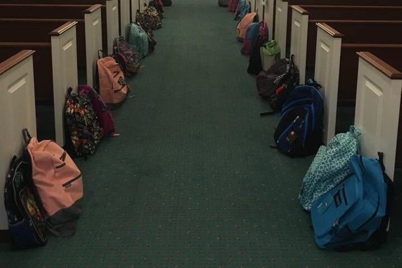 Plecaki szkolne w kaplicy to symbol.