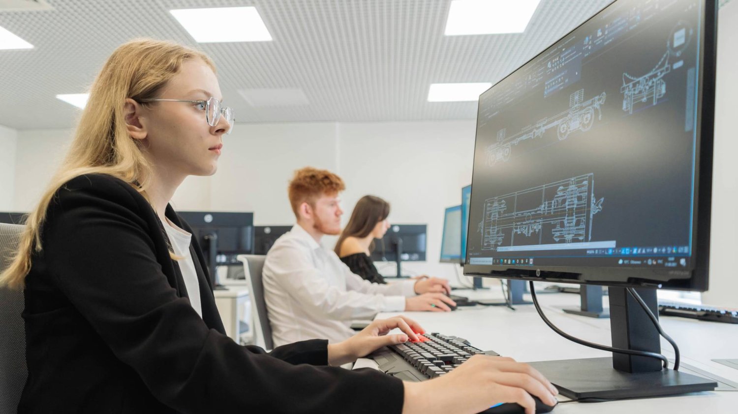 studentka podczas praktyk pracuje przy komputerze studentka podczas praktyk pracuje przy komputerze