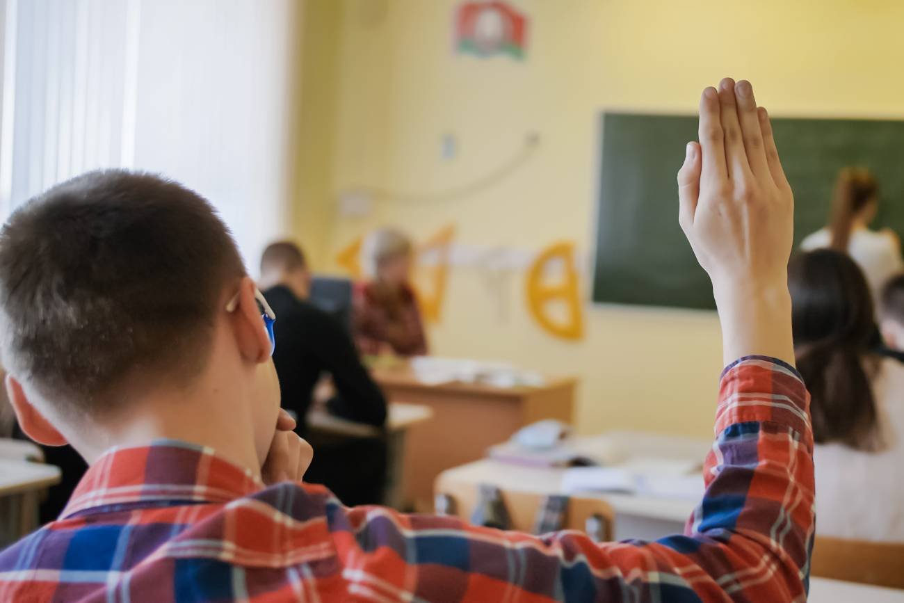 Nauczycielka prowadzi lekcję. Nauczycielka prowadzi lekcję.