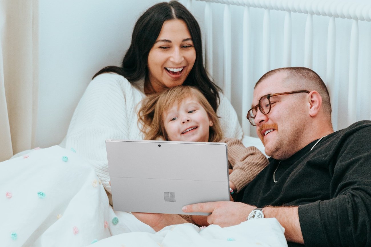 Sharenting to dzielenie się materiałami (zdjęciami, filmami), które dotyczą dzieci, głównie z użytkownikami mediów społecznościowych.