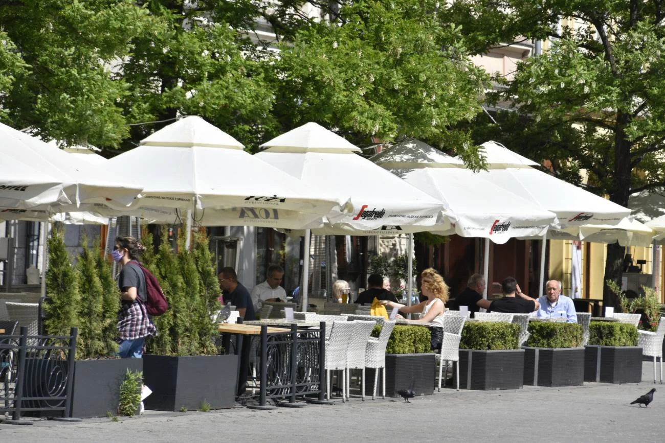 Ogródek restauracji, w której bawiły się dzieci.