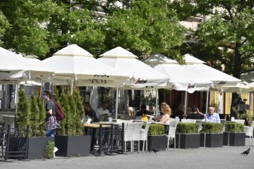 Ogródek restauracji, w której bawiły się dzieci.