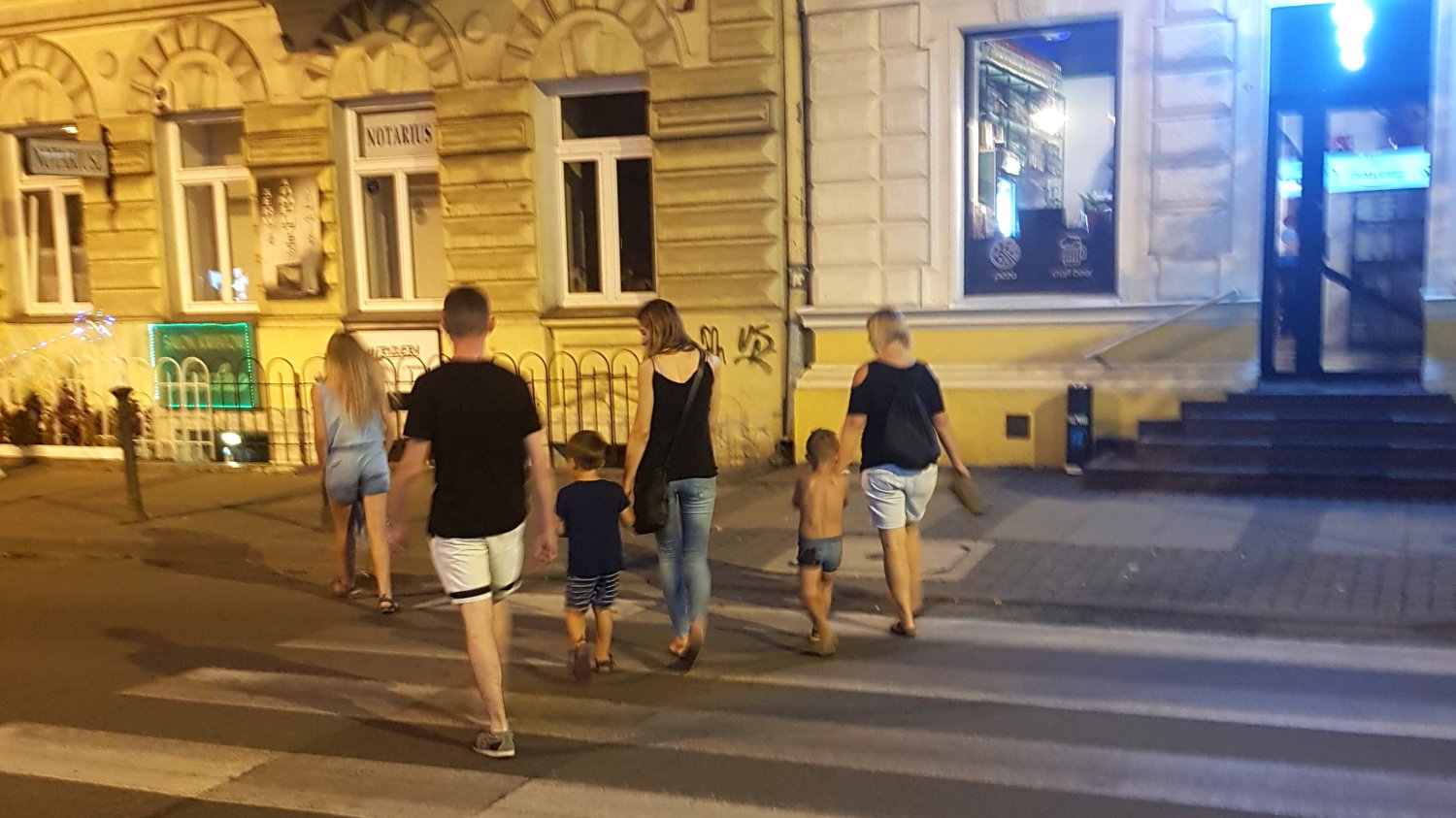 Półnagie dzieci w centrum miasta już nikogo nie dziwią?