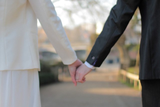 Fot. Pixabay / [url=https://pixabay.com/pl/marrried-para-trzymaj%C4%85c-r%C4%99ce-959461/]RandomPanda[/url] / [url=https://pixabay.com/service/terms/#usage]CC0 Public Domain[/url]