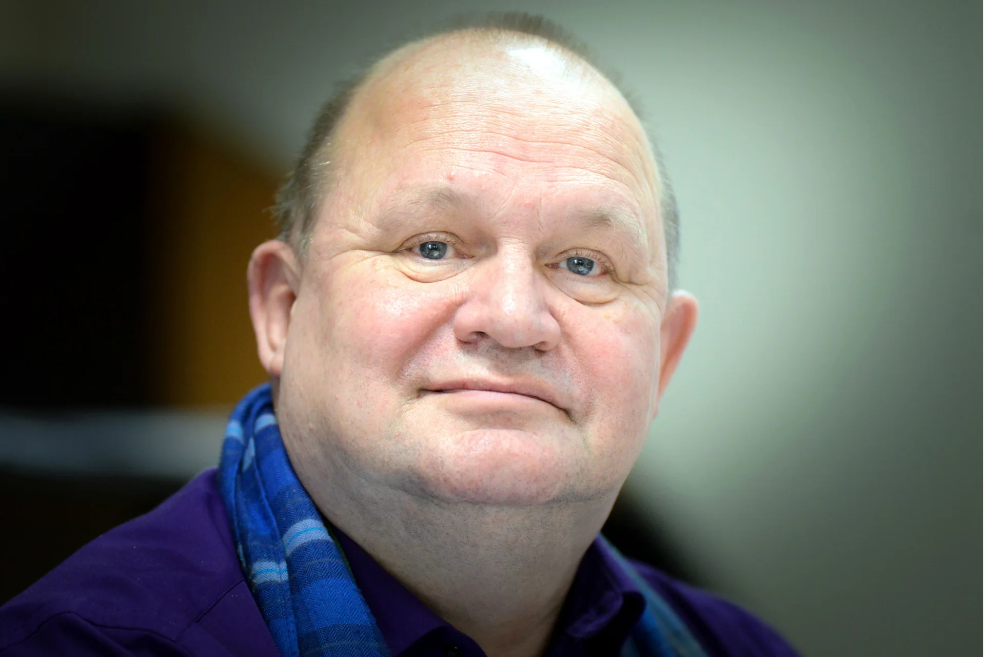 Henryk Martenka uważa, że dzieciom trzeba czytać i najmłodszych lat wpajać w nich miłość do książek