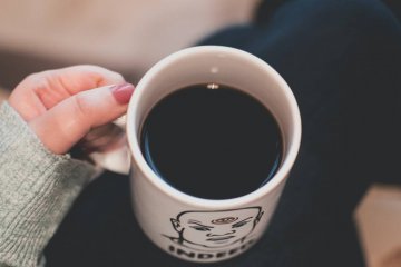 kawa, plama z kawy, kawa do prania, barwienie ubrań, jak prać czarne ubrania, czarne ciuchy spłowiały