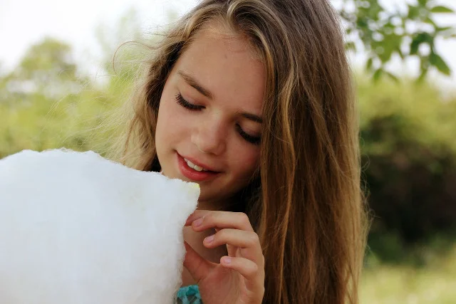 Fot. Pixabay/[url=http://pixabay.com/pl/wata-cukrowa-sweet-dziewczyna-186478/]elenagordinskyua[/url] / [url=http://bit.ly/CC0-PD]CC0 Public Domain[/url]