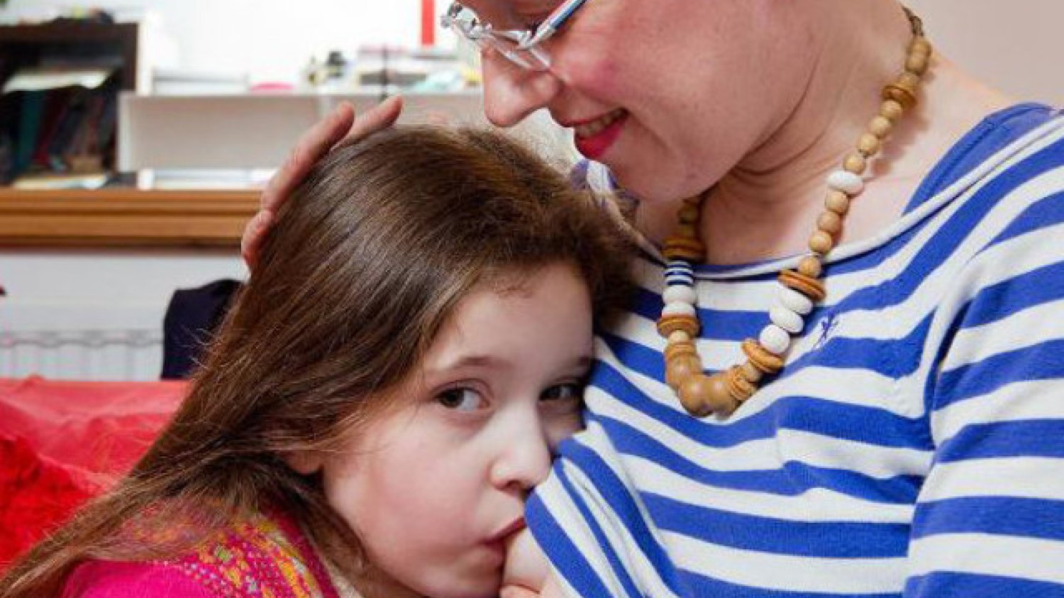 Fot. Print screen z artykułu Eve Vawter/ [url=http://www.sheknows.com/parenting/articles/1068735/things-more-upsetting-than-a-mom-breastfeeding-her-six-year-old]sheknows.com[/url]